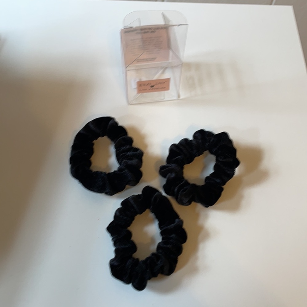 New Never Worn Velvet 3 Pack Of Mini Scrunchies In Black